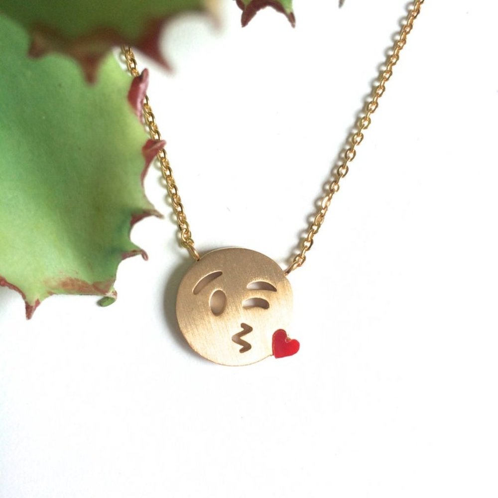 😘 Kiss Emoji Necklace in Gold